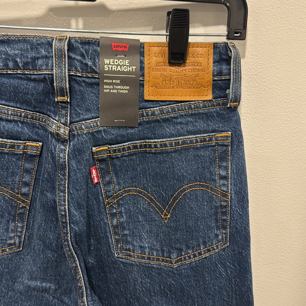 Levi's® Premium
WEDGIE STRAIGHT FIT WOMEN'S JEANS - Picture 11 of 12